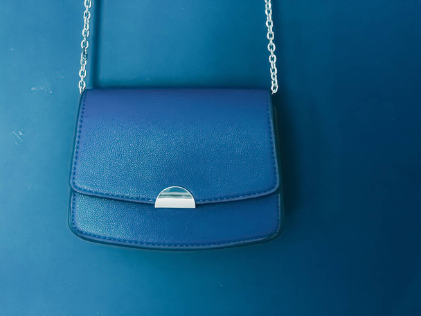 Μπλε μοντέρνα τσάντα δερματίνης με ασημί λεπτομέρειες όπως τσάντα σχεδιαστή και κομψό αξεσουάρ, γυναικεία μόδα και πολυτέλεια στυλ τσάντα έννοια συλλογή - Φωτογραφία, εικόνα