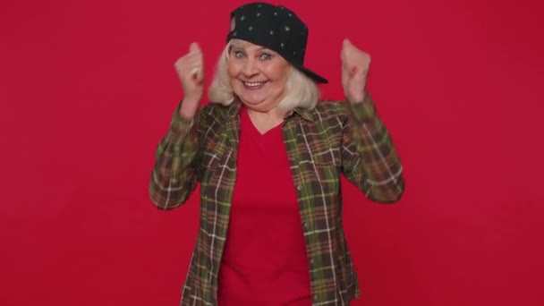 Stilvolle Seniorin im Hemd schreit erhobene Fäuste in Geste Ich habe es geschafft, den Sieg zu feiern - Filmmaterial, Video