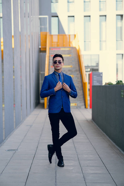 Man with two-color jeans, black and white, tie and glasses. - 写真・画像