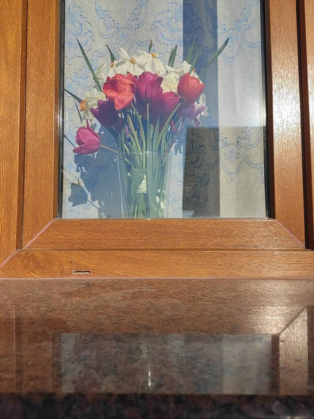 bukiet wiosennych kwiatów na oknie - Zdjęcie, obraz