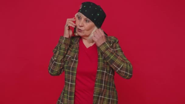 Frau telefoniert, angenehmes Handy-Gespräch mit Freunden, die gute Nachrichten erzählen - Filmmaterial, Video
