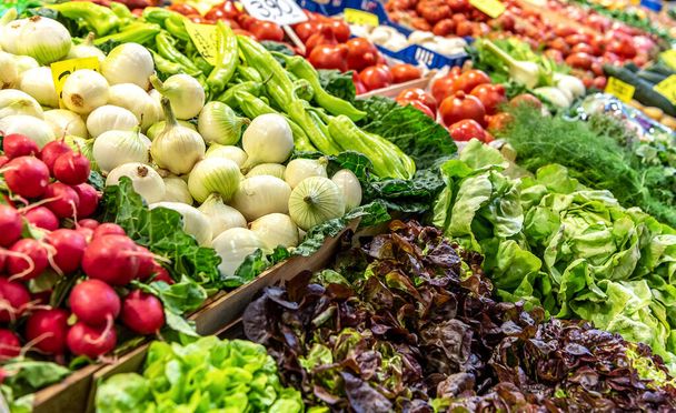 Mercado de verduras. Estante con verduras frescas - Foto, imagen
