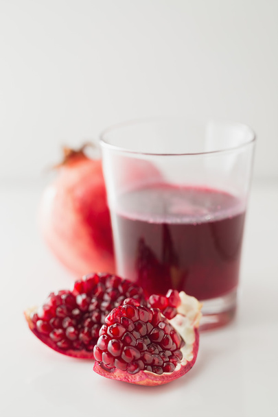 Pomegranate and pomegranate juice - Foto, afbeelding