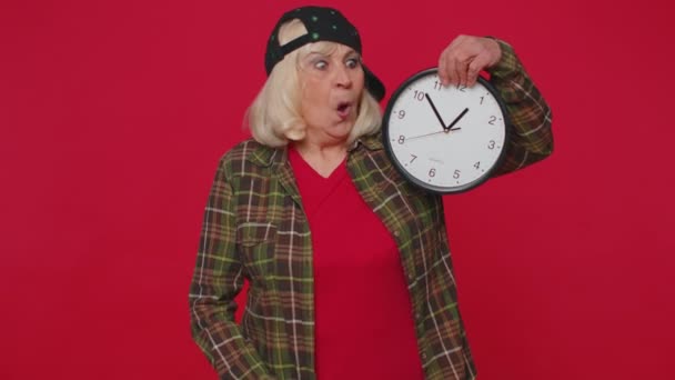 Vanhempi vanhempi nainen näyttää kellon kellon kelloa, ok, peukalo ylös, hyväksyä, osoittaa sormella kameraa - Materiaali, video