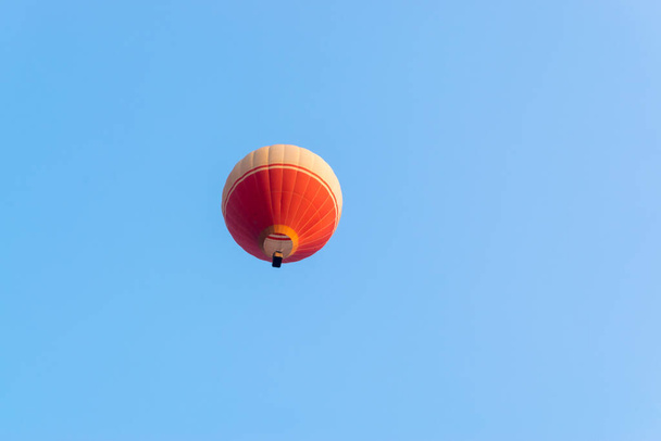 The balloon is rising in the evening in Vang Vieng, Laos with clipping path - Foto, afbeelding