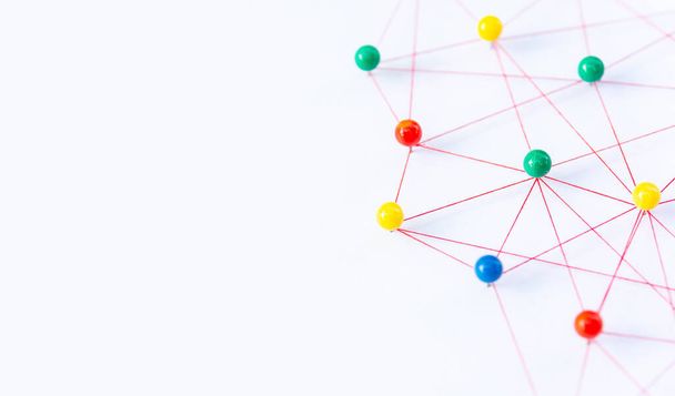 Koppelende entiteiten, Blockchain, sociale media, Communicatienetwerk, De verbinding tussen de twee netwerken. Netwerksimulatie op papier gekoppeld door garen - Foto, afbeelding