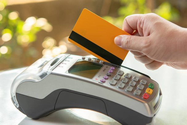 Bezahlung von Dienstleistungen per Kreditkarte am EDC-Automaten oder Kreditkartenterminal - Foto, Bild