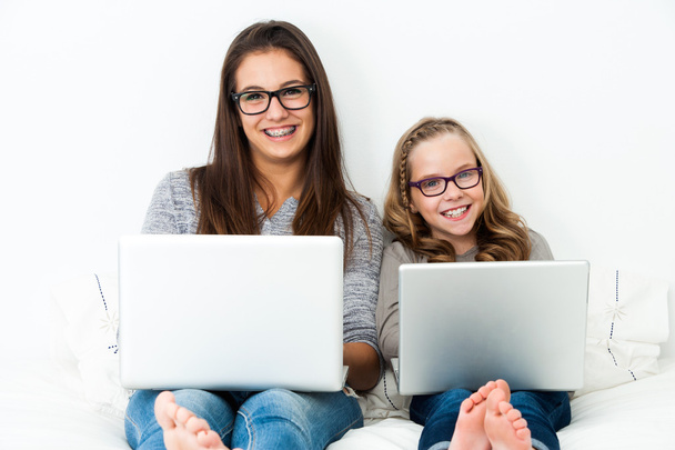 Jovens estudantes do sexo feminino relaxando com laptops
. - Foto, Imagem