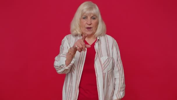 Frusztrált irritált idős nő takarja fülek elkerülése tanácsot figyelmen kívül hagyva kellemetlen zaj hangos hangok - Felvétel, videó