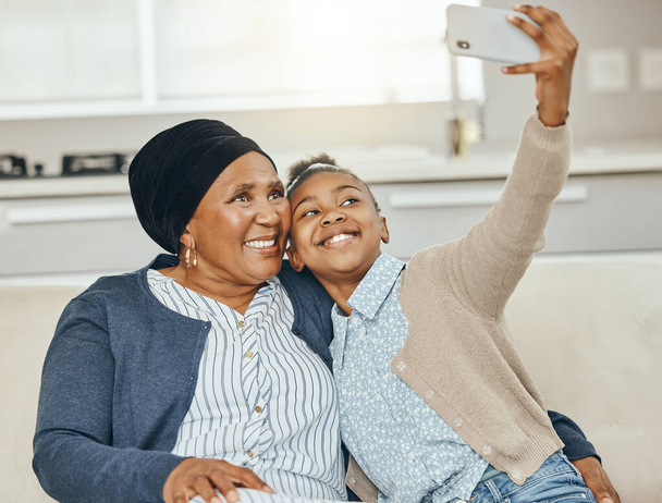 La tua bellezza è senza tempo, ma. Girato di una nonna che si fa un selfie con sua nipote su un divano a casa. - Foto, immagini