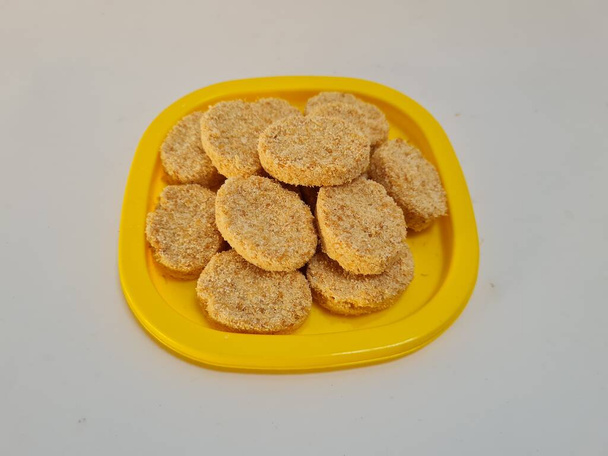 Pastel de sagú dulce hecho de harina de azúcar y otros ingredientes en un recipiente amarillo - Foto, imagen