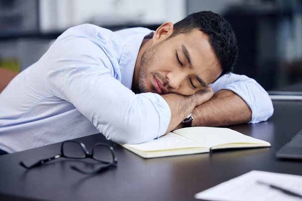 J'ai juste besoin de quelques minutes. Prise de vue d'un homme d'affaires épuisé faisant une sieste rapide sur le bureau au travail. - Photo, image