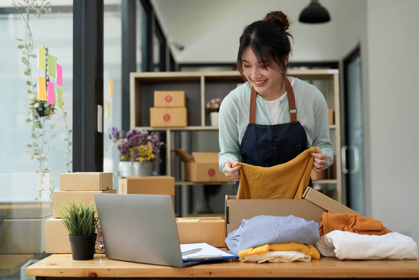Mladý asijský začínající podnikatel malý podnikatel majitel pracující doma, balení a dodací situace. - Fotografie, Obrázek