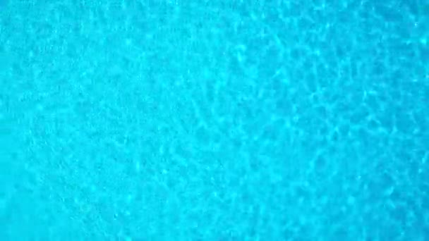 Eau bleue dans la piscine avec des reflets lumineux. Images aériennes - Séquence, vidéo