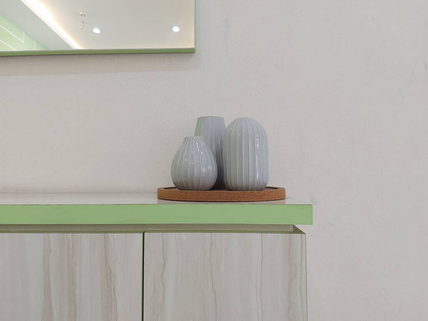 vaso de flores de porcelana colocado sobre a mesa. conceito de fotografia minimalista e estética. pode ser usado para fundo ou modelo - Foto, Imagem