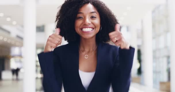 Raddoppia lo sforzo, raddoppia il successo. 4k video di una giovane donna d'affari felice che dà i pollici in un ufficio moderno. - Filmati, video
