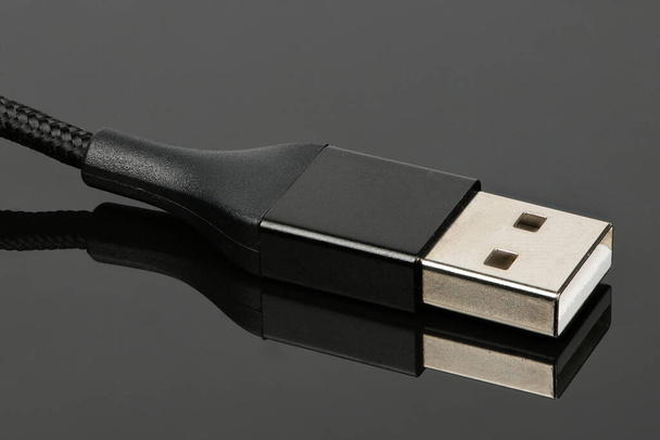 Lähikuva USB-liitin musta akryyli tausta. Korkean resoluution kuva. Kentän koko syvyys. - Valokuva, kuva