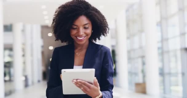 La tecnología abre todo un mundo de posibilidades. Imágenes de video 4k de una mujer de negocios usando una tableta digital en el lugar de trabajo. - Metraje, vídeo