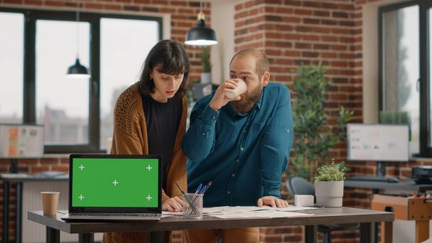 Gente de negocios que tiene pantalla verde horizontal en el ordenador portátil - Foto, imagen