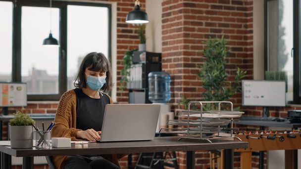 Geschäftsfrau setzt Laptop an Schreibtisch und arbeitet an Projekt - Foto, Bild