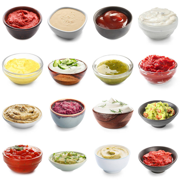Ensemble de différentes sauces savoureuses dans des bols sur fond blanc - Photo, image