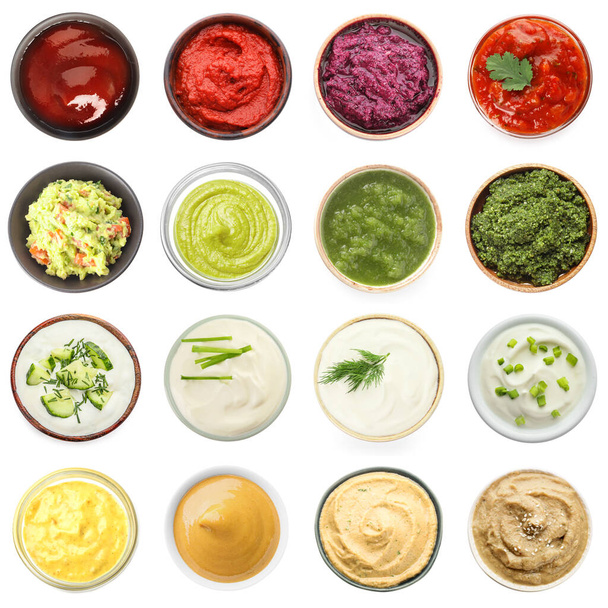 Ensemble de différentes sauces savoureuses dans des bols sur fond blanc, vue sur le dessus - Photo, image