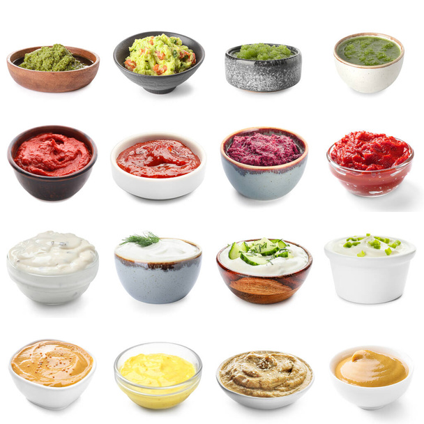 Σετ από διαφορετικές νόστιμες σάλτσες σε μπολ σε λευκό φόντο - Φωτογραφία, εικόνα
