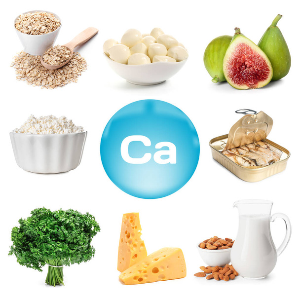 Joukko terveellisiä tuotteita runsaasti kalsiumia valkoisella pohjalla - Valokuva, kuva