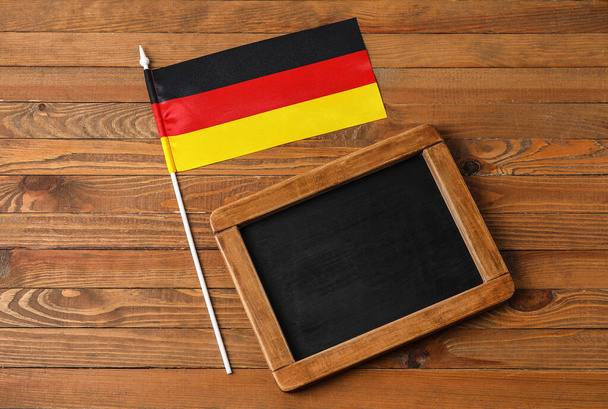 Bandera de Alemania y tabla sobre fondo de madera - Foto, Imagen