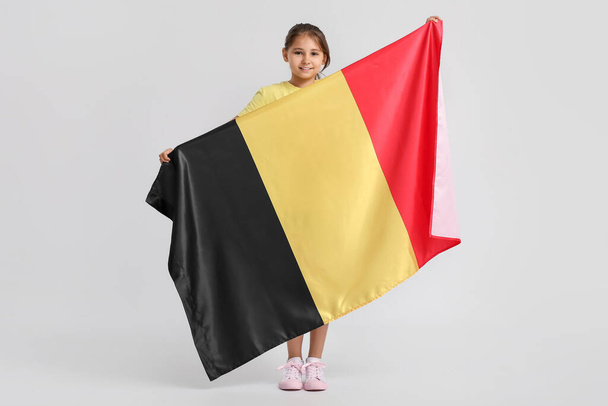 Belçika bayrağı altında küçük bir kız - Fotoğraf, Görsel