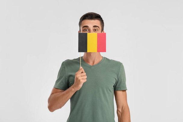 Belçika bayrağı açık arkaplanda genç adam - Fotoğraf, Görsel