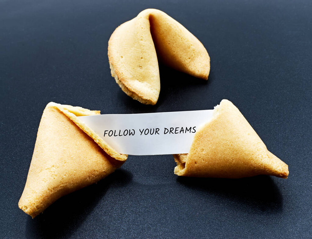Sigue tus sueños. Cita motivacional en una galleta china de la fortuna agrietada - Foto, Imagen