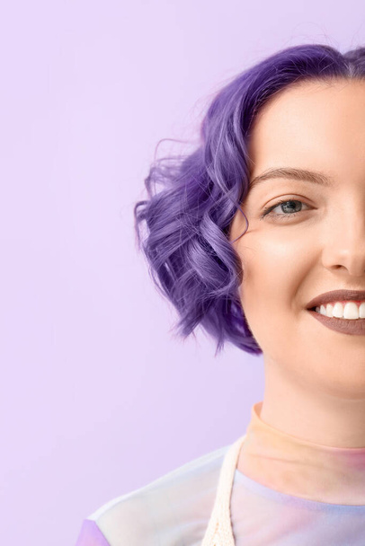 色の背景に紫色の髪を持つ美しい若い女性。Very Peri - 2022年の色 - 写真・画像