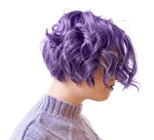 Hermosa joven con pelo violeta sobre fondo blanco. Muy Peri - el color del año 2022 - Foto, imagen