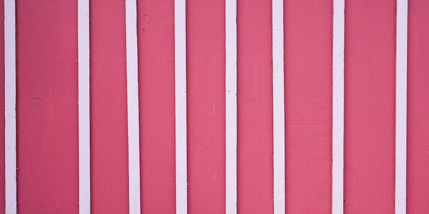 Różowy biały drewniana tekstura powierzchnia panoramiczny ściana szary tło - Zdjęcie, obraz