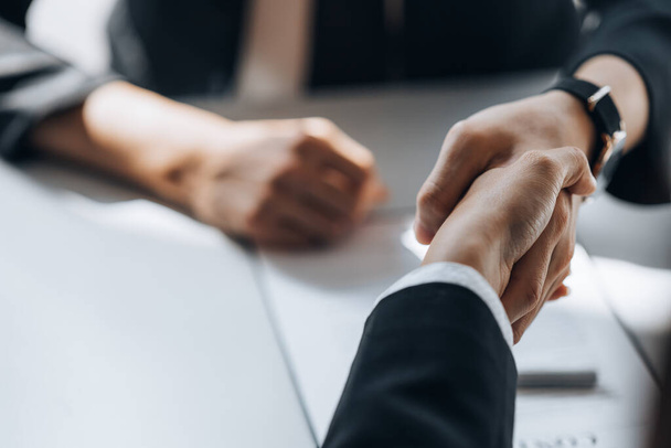 Lawyers shake hands with clients who come to testify in the case of embezzlement from business partners who jointly invest in the business. The concept of hiring a lawyer for legal proceedings. - Fotoğraf, Görsel