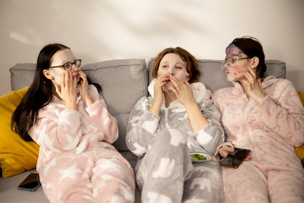 Drei süß jung mädchen unter 20 im bunte lustige pyjamas haben spaß während im mädchen pyjamas - Foto, Bild