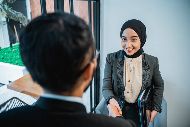 muslim businesswoman shaking hand with partner at the office - Valokuva, kuva
