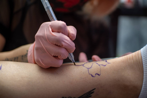 Rysowanie wzoru tatuażu - Zdjęcie, obraz