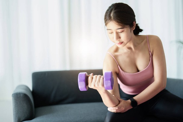 soulagement du stress,, exercices de respiration, méditation, portrait de femme asiatique en bonne santé soulevant des poids pour renforcer ses muscles après le travail. - Photo, image