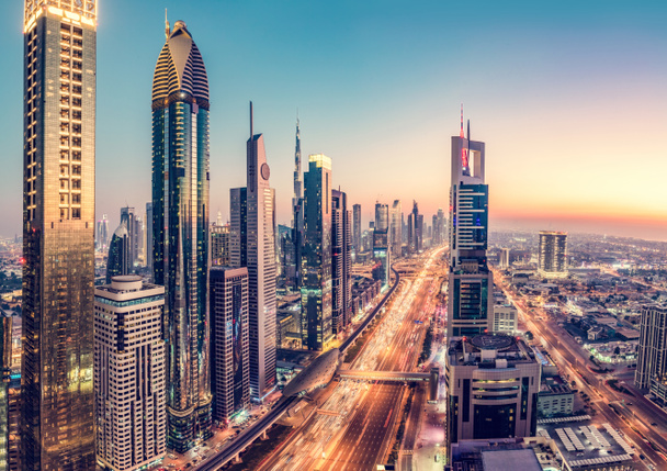 Gökdelenler, Dubai şehir merkezindeki yüksek binalar, gün batımında BAE. Gelecekçi mimari - Fotoğraf, Görsel