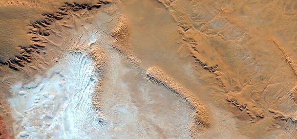 αφηρημένο τοπίο φωτογραφία από τις ερήμους της Αφρικής από τον αέρα μιμούμενοι τα σχήματα και τα χρώματα των ρίγη στην άμμο,,, Είδος: Αφηρημένη νατουραλισμός, από την αφηρημένη στο εικονιστικό - Φωτογραφία, εικόνα