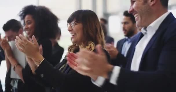 Thats worth a standing ovation. 4k video footage of businesspeople applauding while attending a conference. - Metraje, vídeo