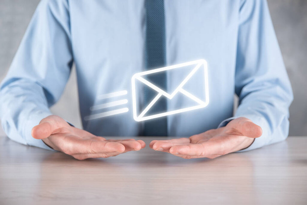 Email marketing en nieuwsbrief concept.Neem contact met ons op via e-mail nieuwsbrief en bescherm uw persoonlijke gegevens tegen spam mail concept.Schema van directe verkoop in het bedrijfsleven. Lijst van klanten voor mailing - Foto, afbeelding