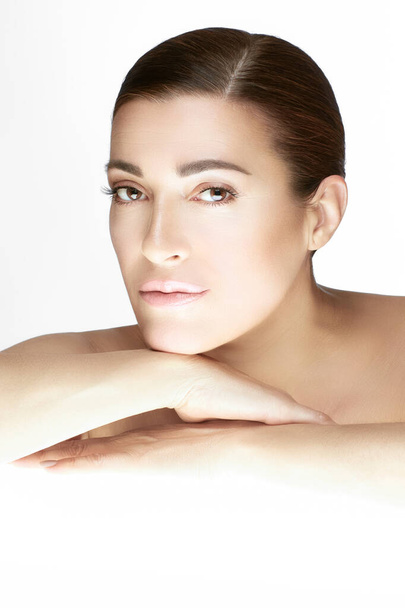 Pielęgnacja skóry i koncepcja spa. Piękne naturalne młoda kobieta z nagim makijażu na skórę bez skazy - Zdjęcie, obraz