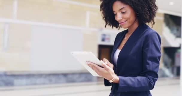 Youll never regret making the internet your business partner. 4k video footage of a businesswoman using a digital tablet in the workplace. - Imágenes, Vídeo