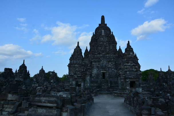 Prozkoumání antického chrámu Prambanán a Sewu v Centra Java, Indonésie při západu slunce - Fotografie, Obrázek