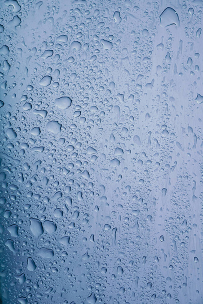 капли дождя на окне в дождливые дни, абстрактный фон  - Фото, изображение