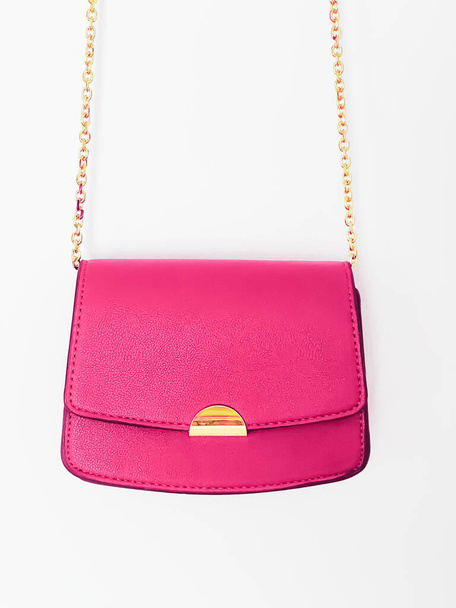Vaaleanpunainen muodikas nahka käsilaukku kultaa yksityiskohtia suunnittelija laukku ja tyylikäs lisävaruste, naisten muoti ja ylellinen tyyli käsilaukku kokoelma käsite - Valokuva, kuva