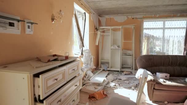 Zniszczone mieszkanie w domu ostrzelanym przez rosyjską armię. - Materiał filmowy, wideo